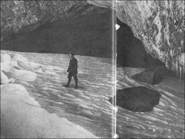 Массив Мон-пердью, в ледяном гроте Кастере